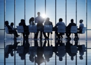Equipo reunido alrededor de una mesa de trabajo